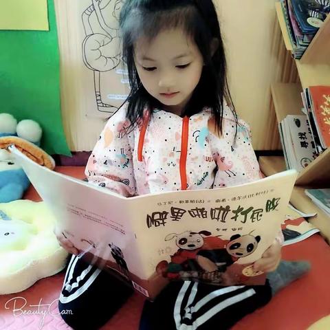 阅读区的小朋友们