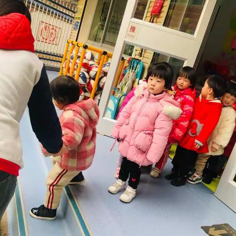 小二班防踩踏安全教育