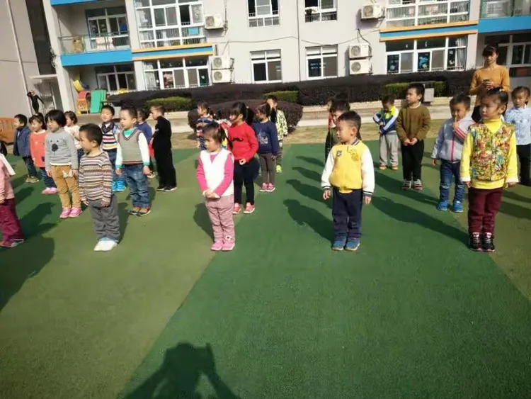 向右看齊，向៎前៎👀！