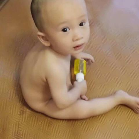 调皮的弟弟。