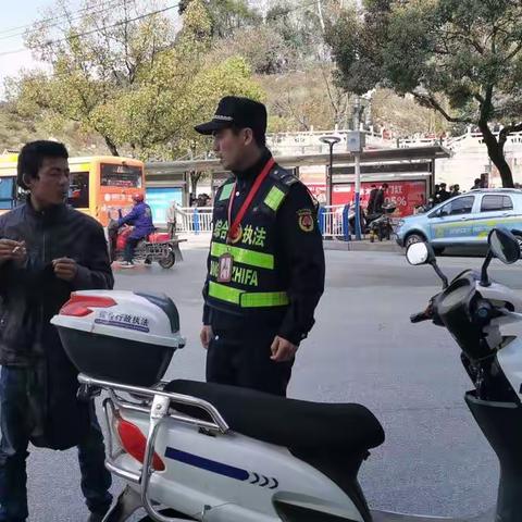 践行雷锋日--灵泉城管帮助迷路男子