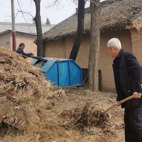 福托村通过横幅、大喇叭、微信群、承诺书等形式，广泛动员群众积极参与三堆六乱无死角大整治！