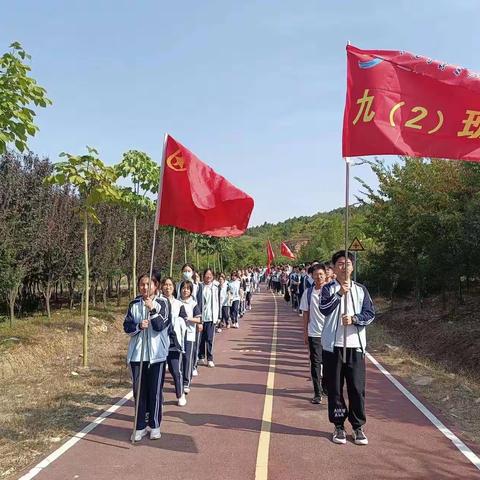 凤阳三中九年级开展“喜迎二十大，远足凤凰山”大型户外活动