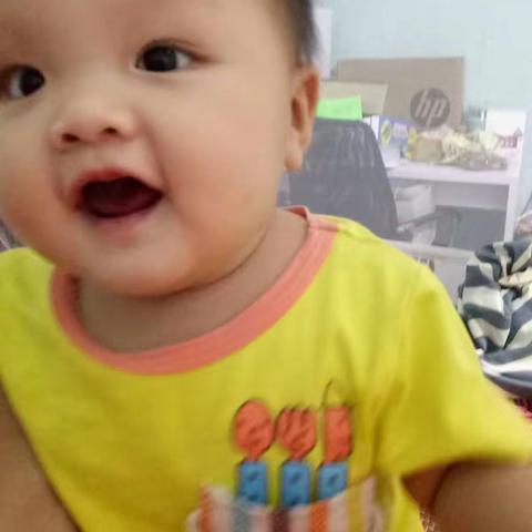 豆豆再次趴在我肩膀上笑了！