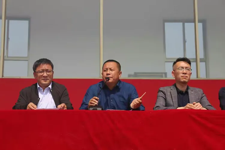 第三项:汾阳四中党总支书记,汾阳四中校长武松同志致辞武松校长在致辞