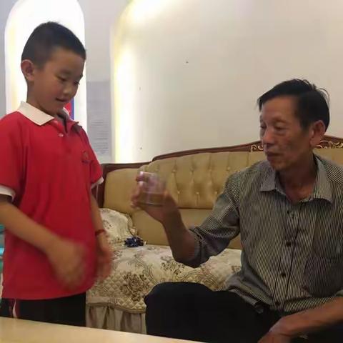 “尊重父母，孝敬父母，感恩父母”——芒市民族小学一年级开展敬老活动