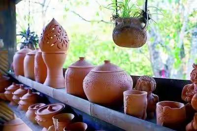 芒市第三小学240班“快乐号”小队开展“芒市非遗，陶艺传承”课外实践活动