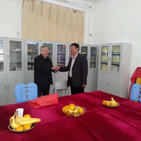 爱在九九  情暖重阳——新密一高举行重阳节离退休教师座谈会