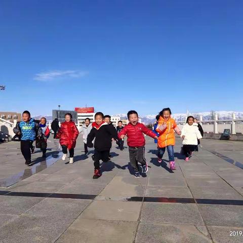 第一次户外——奔跑中寻找和感受春天！       博林幼儿园儿童之家五班户外活动！