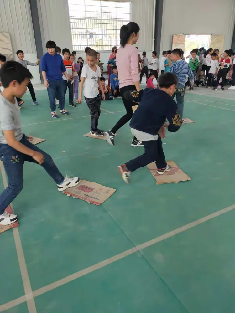 齐心协力，“搭桥过河”（记杉木桥完小的一次少先队活动）