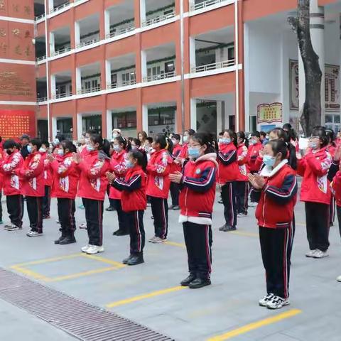 “追梦新时代，巾帼展风采”——南阳市第三十二小“庆三八”升旗仪式