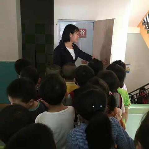 “安全在心中，健康伴我行”――锦绣华城幼儿园大四班安全教育活动