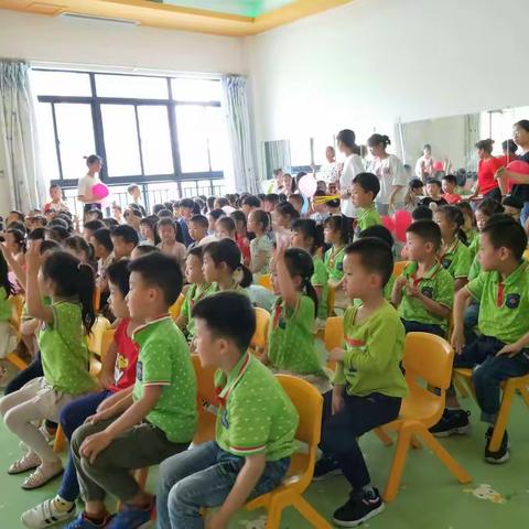 锦绣华城幼儿园开展“我能、我行、我会”幼儿生活自理能力大赛（穿鞋子、穿衣服、叠被子比赛）