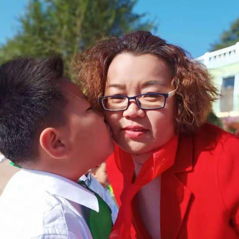 二纬路小学开展“用最美队礼致敬祖国、用嘹亮队歌‘唱’响未来”队礼照片和队歌短视频线上征集活动