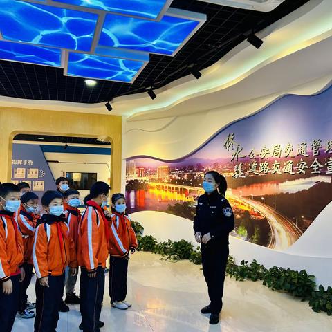 修水县第十小学走进交警大队宣传中心开展交通安全体验教育活动