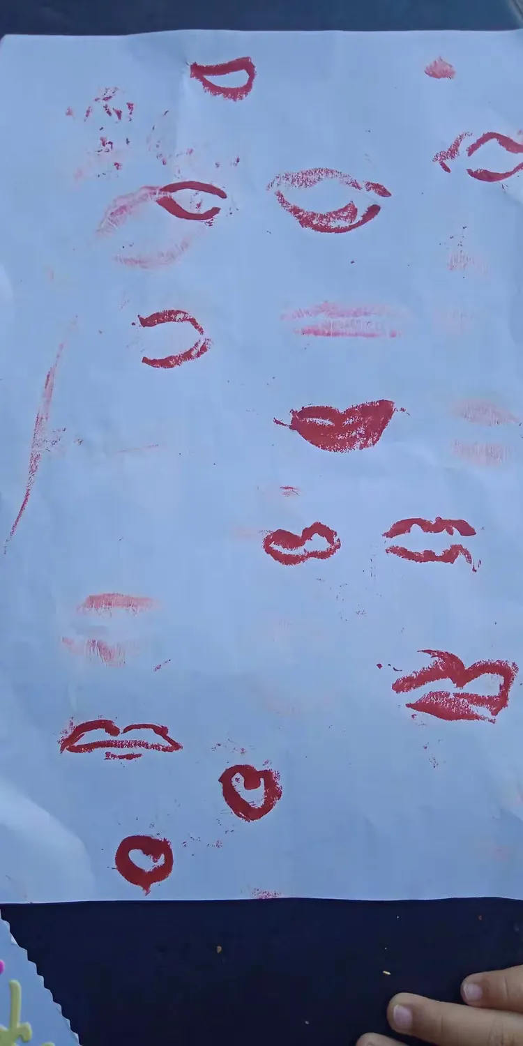 每一个口红印都是一点帮助！