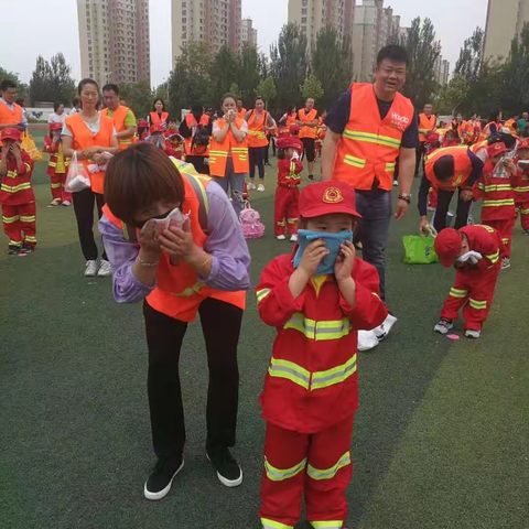 小雨点幼儿园小牛顿幼儿园联合消防活动