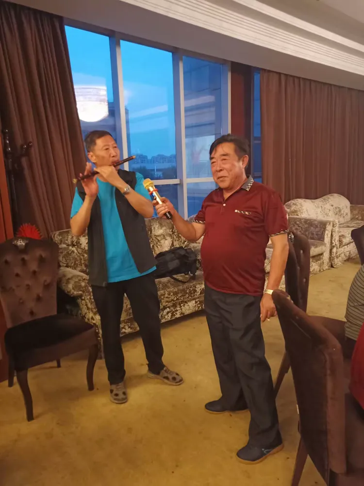 黄雅静,彭勇二重唱,郑西平伴奏.黄雅静,楊林昌合唱