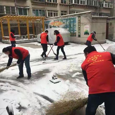 闫北社区清理积雪，保障居民出行安全