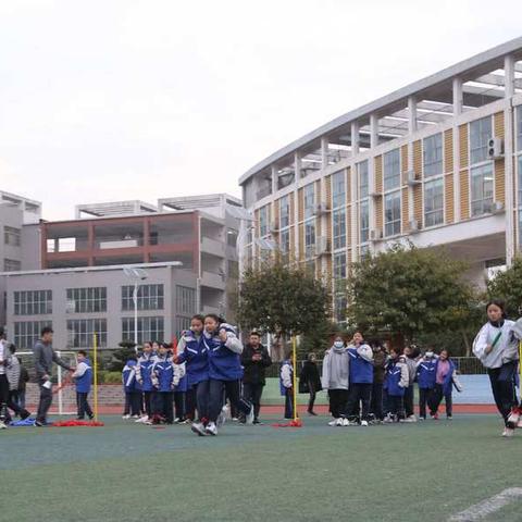 两人三足齐奔跑 携手前行共奋进——记七年级“两人三足”迎面接力赛