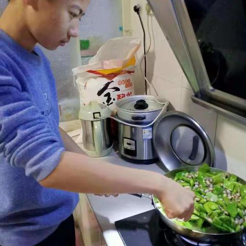 七年级八班:元旦来临，全家团聚，文中学子，孝心并行，家宴席中，有我一道美味，以表孝心。