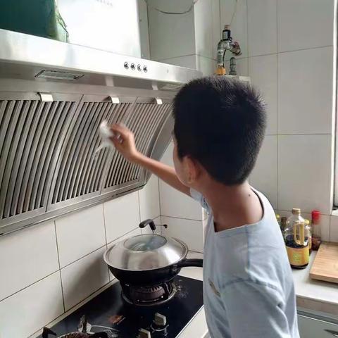 七年级八班周末爱国卫生大扫除活动