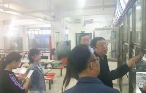 区市场监管局局长李炳军检查学校食堂食品安全