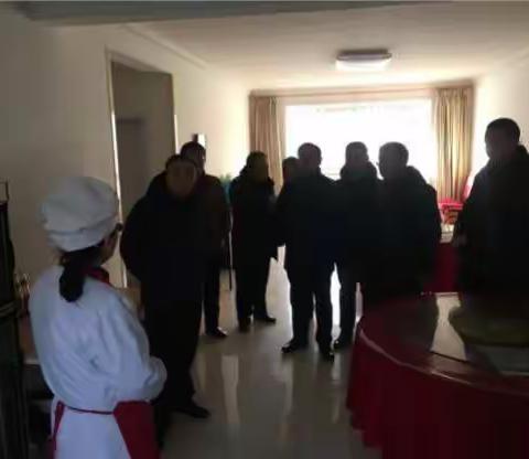 市食药局党组书记、局长李怀清对宝塔区“小饭桌”和“年夜饭”进行检查