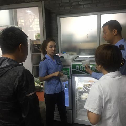 区市场监督管理局检查团餐接待餐饮单位食品安全工作