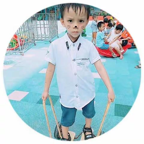 可爱的小朋友们在玩脚踏车😊