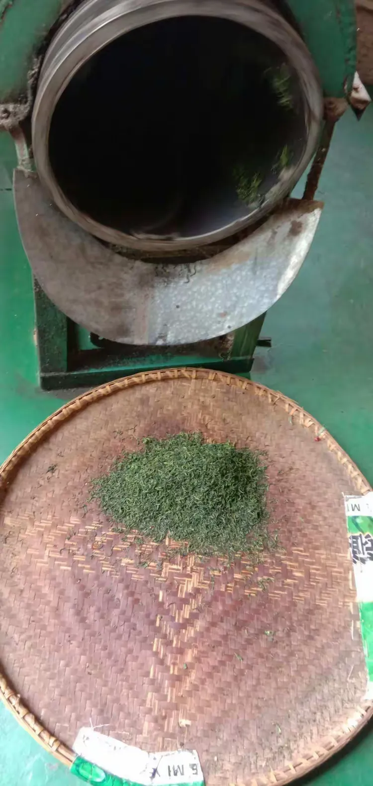 我们还去看了茶叶的制作过程，同学们都好奇的看着制作过程。