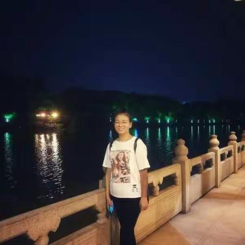 最是那一低头的温柔，好比一朵水莲花不胜凉风的娇羞