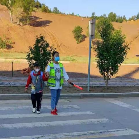 风雨护学岗，暖心护成长——记薛九小二2班爱心护学岗