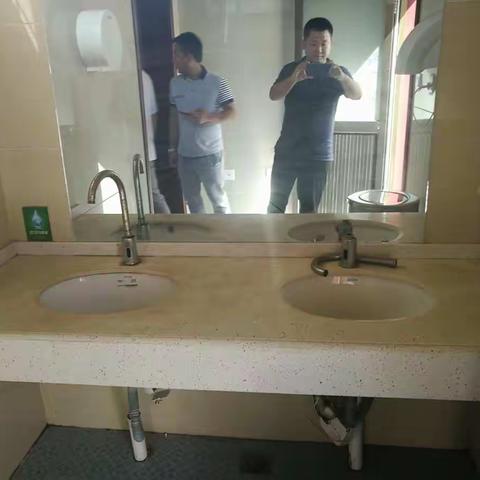 突击检查公共场所“厕所革命”厕改工作