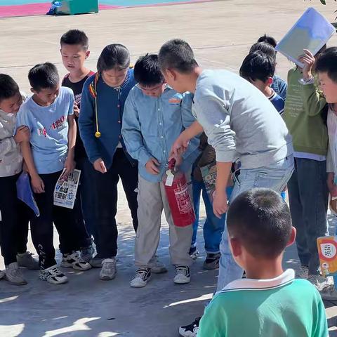 银宝湖乡青林小学——防震防火逃生演练