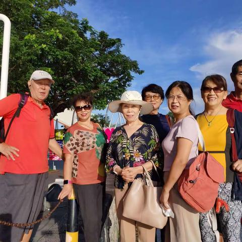 参加沿新加坡河徒步的社区活动