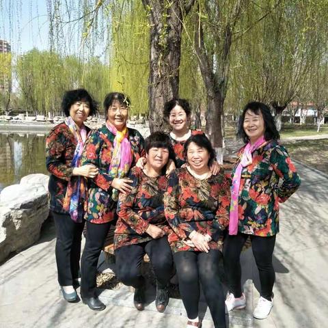 在记忆里，有一些瞬间，经历时没什么特别，回想时却胜过千言万语… 简单的女人，平淡朴实自然，快乐就好！