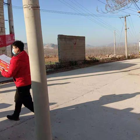 新直沟村主任，张立军，张广超为新直沟村消毒液，方便面等。