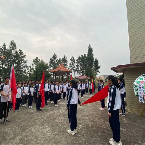 “扣好人生第一粒扣子•传承红色基因•清明祭英烈”连州市星江中学扫墓活动