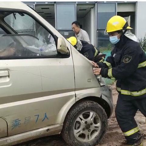 车辆“马失前蹄”陷泥潭 青岛高新消防暖心救助