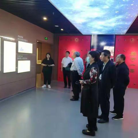 单县关工委老领导莅临县档案馆参观“单县记忆”展厅