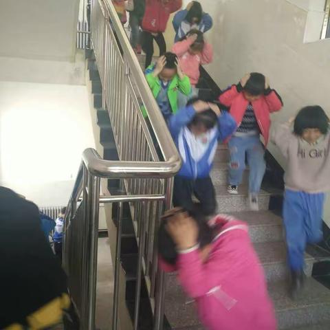 党建引领促安全东台希望小学组织开展防震疏散演练活动（副本）