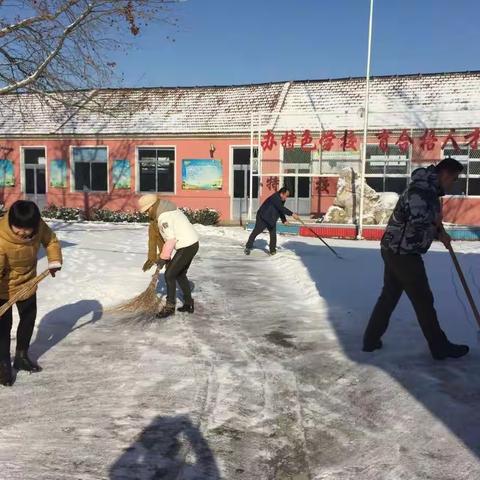 教师忙扫雪安全暖人心