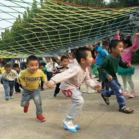 大手牵小手，一起来加油！