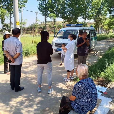 洛滨中心卫生院，严格遵循“规范、有序、安全”的基本原则，开展疫苗接种入村流动服务工作