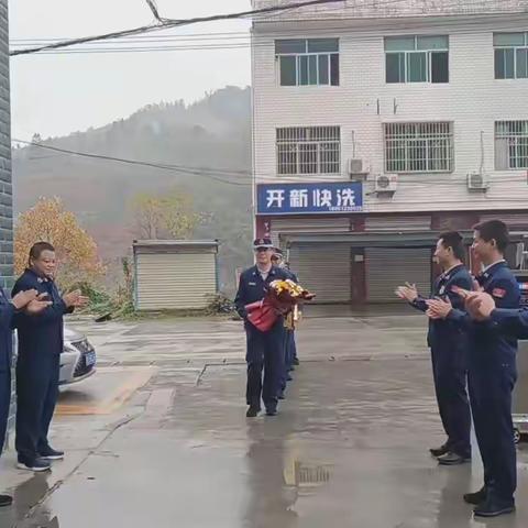 岚皋大队热烈欢迎参加全市第二届消防运动会代表队员载誉而归