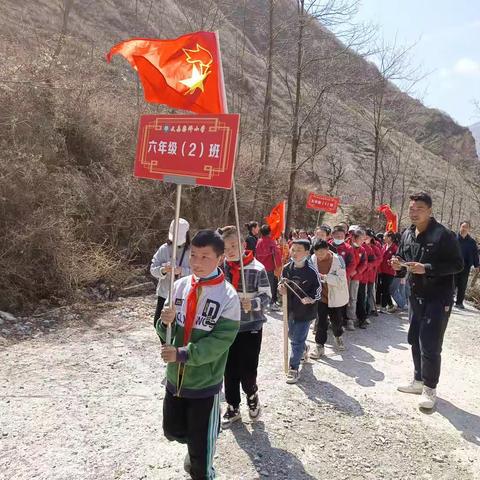 文县梨坪中小学开展“雷锋精神代代传，我为家乡添秀色”义务植树活动