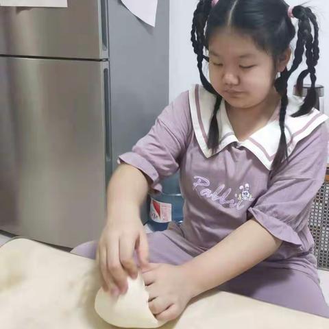 自己学会动手，将来才会丰衣足食。实验小学    四年三班劳动活动纪实