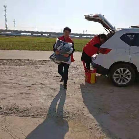 新时代文明实践志愿者在行动，助力乡村振兴为脱贫户送温暖