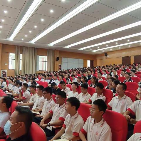 华东师范大学上饶实验中学举办生涯规划和志愿填报宣讲活动